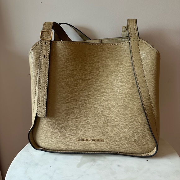 EXCELLENT CONDITION - MARC JACOBS “The Director” Faux Leather Large Tote - Tan - Picture 2 of 15